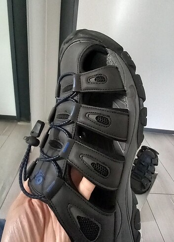 Dockers 40 41 numara olarak düsünün.Çok kaliteli sandalet dar geldigi ic