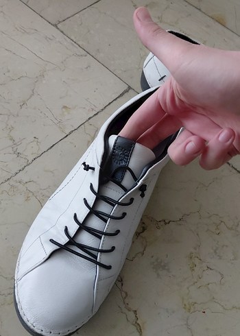 Minimalist Erkek Beyaz Ayakkabı Bağcığı - Görsel 3