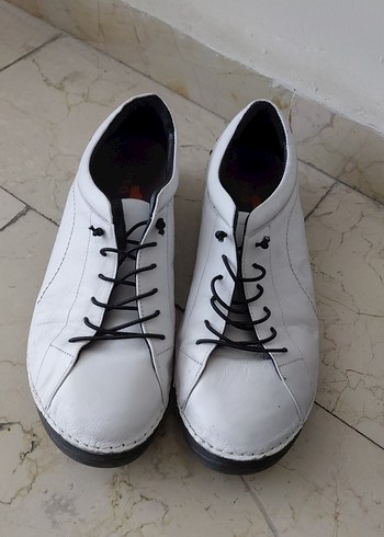 Minimalist Erkek Beyaz Ayakkabı Bağcığı