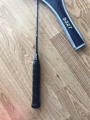 Badminton raketi