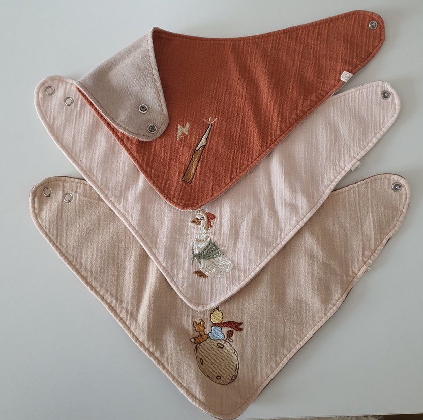 Ilayy's Mabel Nakışlı Bebek Önlüğü - Pastel Kahverengi - Görsel 2