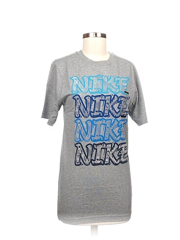 Nike T-shirt %70 İndirimli.