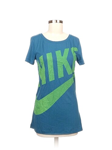Nike T-shirt %70 İndirimli.