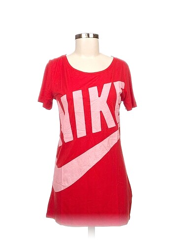 Nike T-shirt %70 İndirimli.