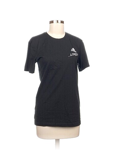 Adidas T-shirt %70 İndirimli.