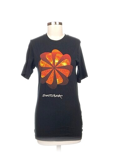 Nike T-shirt %70 İndirimli.