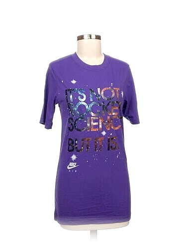 Nike T-shirt %70 İndirimli.