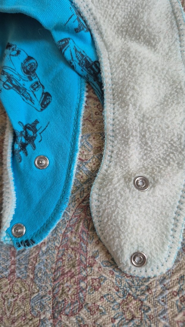 Turkuaz Baskılı Bebek Önlüğü - Görsel 2