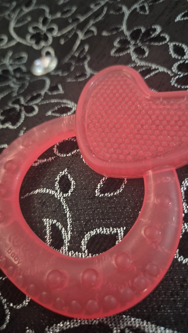 Kırmızı Kalp Şeklinde Diş Kaşıyıcı - Görsel 2