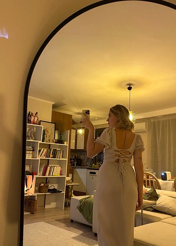 Bej yırtmaçlı sırt dekolteli Kadın Elbise - Görsel 2