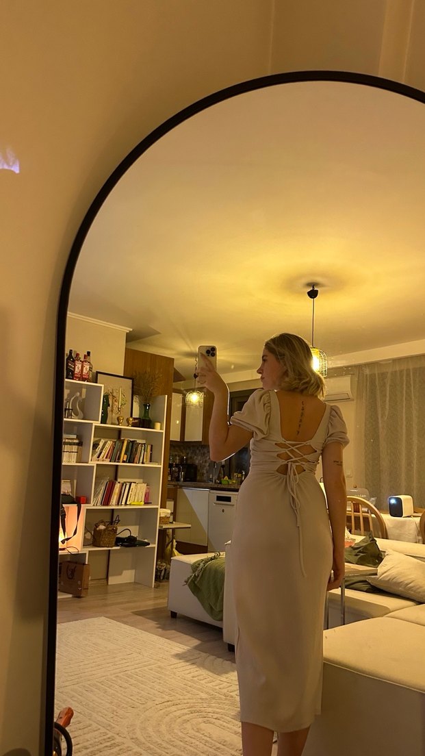 Bej yırtmaçlı sırt dekolteli Kadın Elbise - Görsel 2