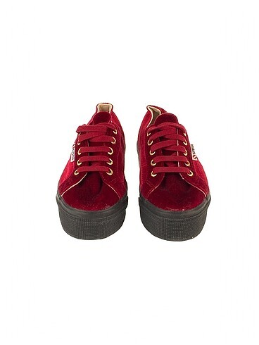 37 Beden Superga Spor Ayakkabı %70 İndirimli.