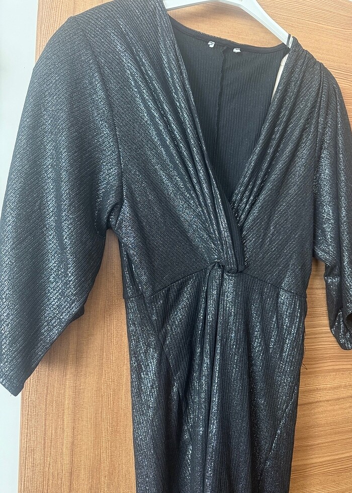 Vatkalı parlak elbise - Görsel 2