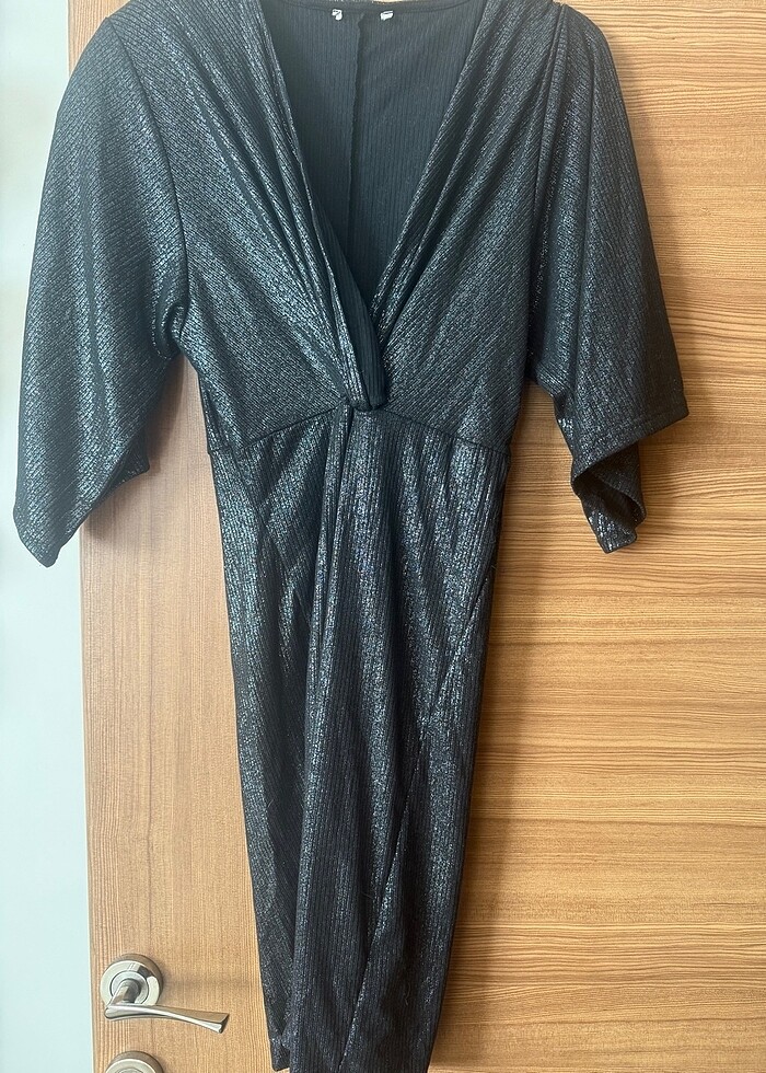 Vatkalı parlak elbise - Görsel 3