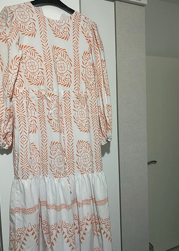 Zincir Detaylı Nakışlı Bej Uzun Elbise - Görsel 2