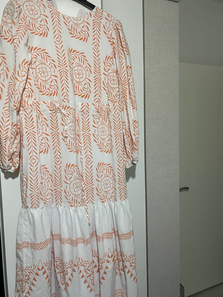 Zincir Detaylı Nakışlı Bej Uzun Elbise - Görsel 3