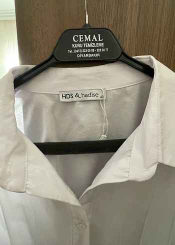 Düğmeli V Yaka Beyaz Keten Kadın Gömlek - Görsel 3