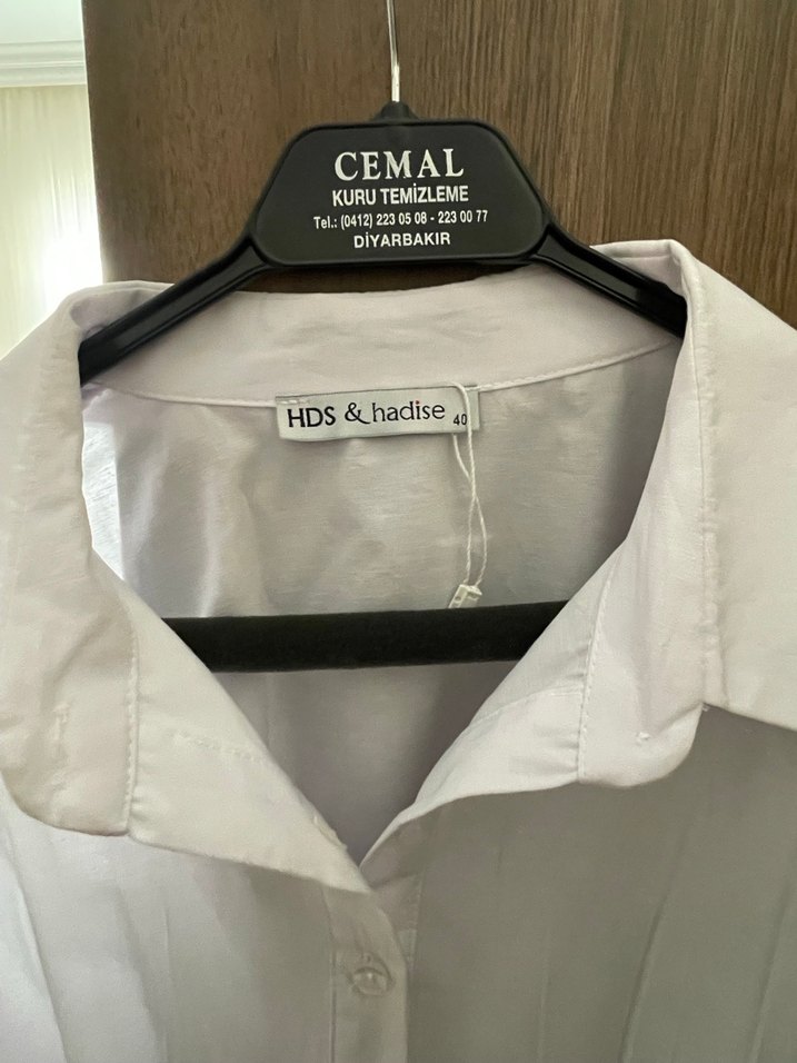 Düğmeli V Yaka Beyaz Keten Kadın Gömlek - Görsel 3