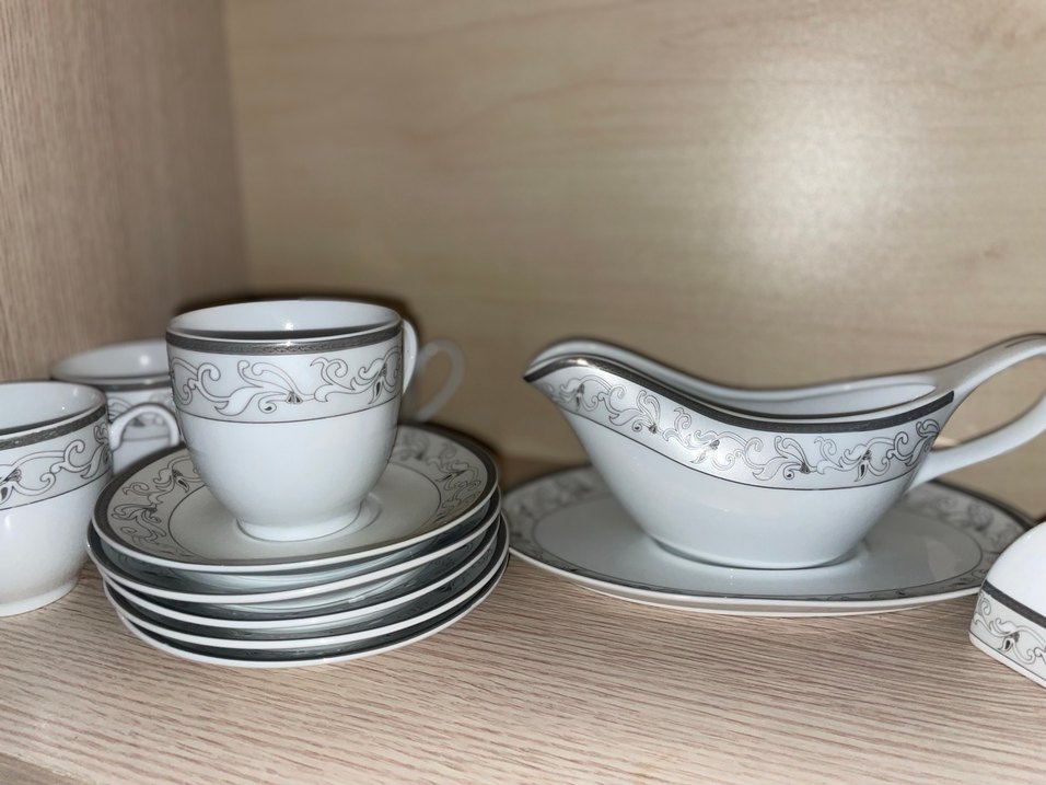 Gri Desenli Beyaz Sofra Takımı - Görsel 3