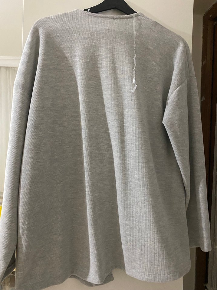 Gri V Yaka Düğmeli Kadın Hırka - Görsel 3