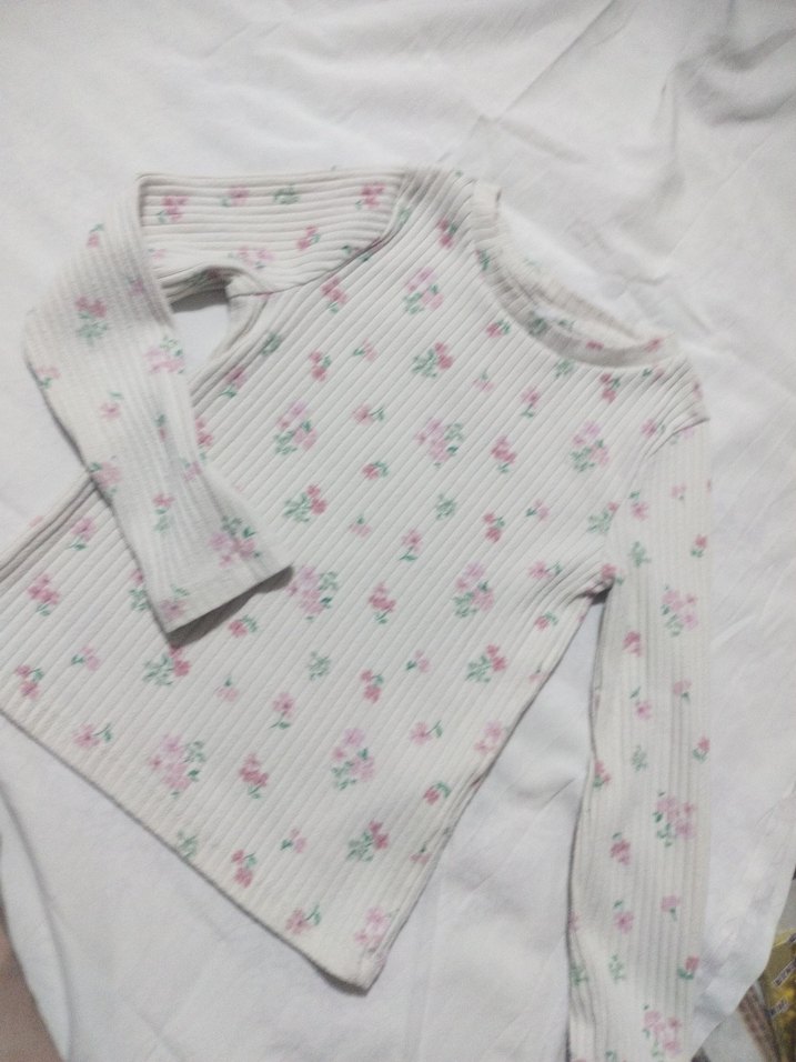 Beyaz Çiçekli Uzun Kollu Kız Bluzu - Görsel 3