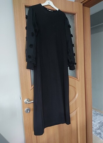 Siyah elbise.