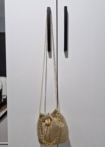 Zincir Detaylı Parlak Gold Kadın Çanta - Görsel 3