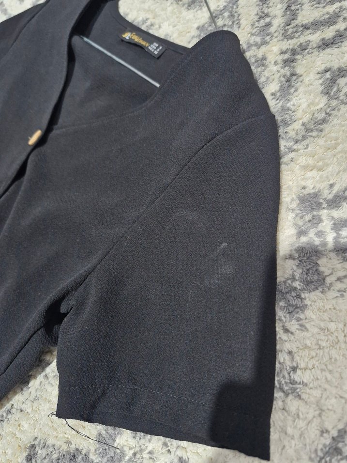 Düğmeli Siyah Kısa Kollu V Yaka Bluz - Görsel 3