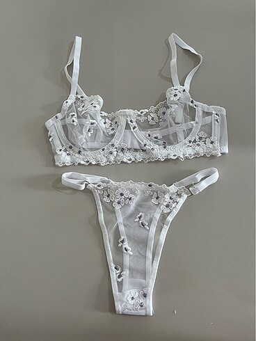 Beyaz çiçekli bralet takım