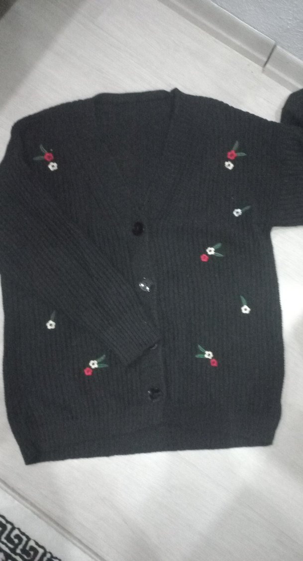 Nakışlı Düğmeli Siyah Kadın Hırka - Görsel 3