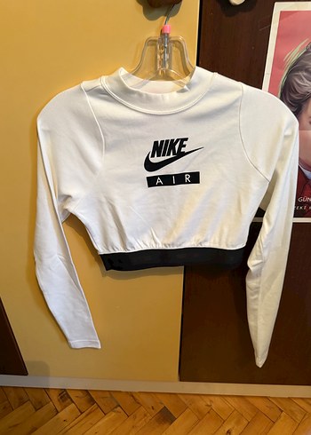 Nike Beyaz Yüksek Yakalı Crop Top - Görsel 2