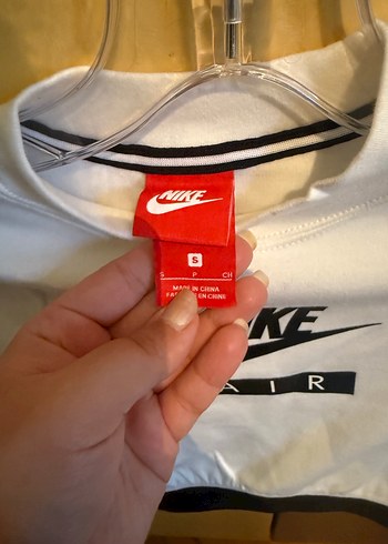 Nike Beyaz Yüksek Yakalı Crop Top - Görsel 3