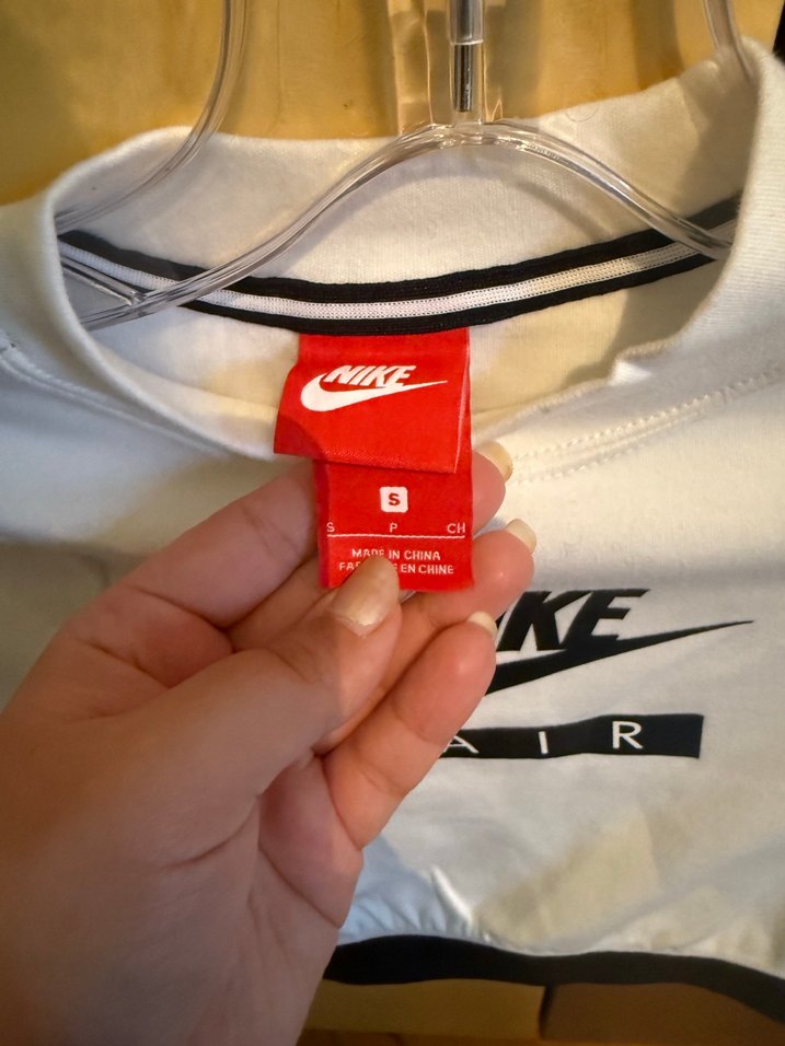 Nike Beyaz Yüksek Yakalı Crop Top - Görsel 3