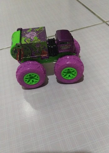 Hotweals master track Mor ve Yeşil Renkli Oyuncak Araba