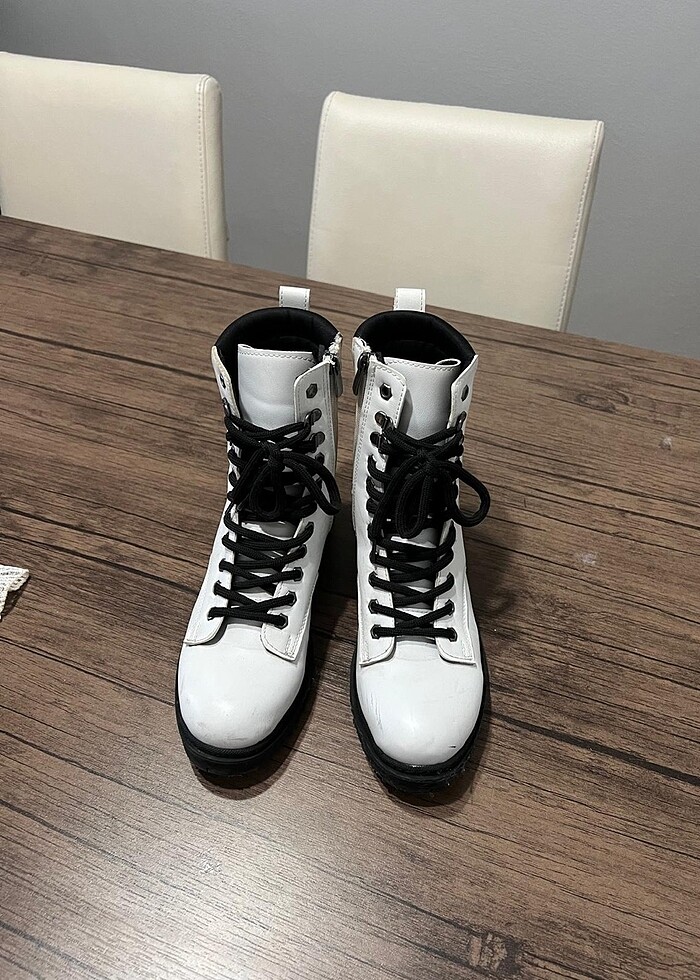 Beyaz bot - Görsel 2