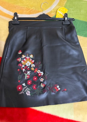 Düğmeli Nakışlı Siyah Deri Mini Etek - Görsel 4