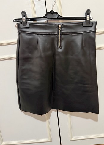 Düğmeli Nakışlı Siyah Deri Mini Etek - Görsel 3