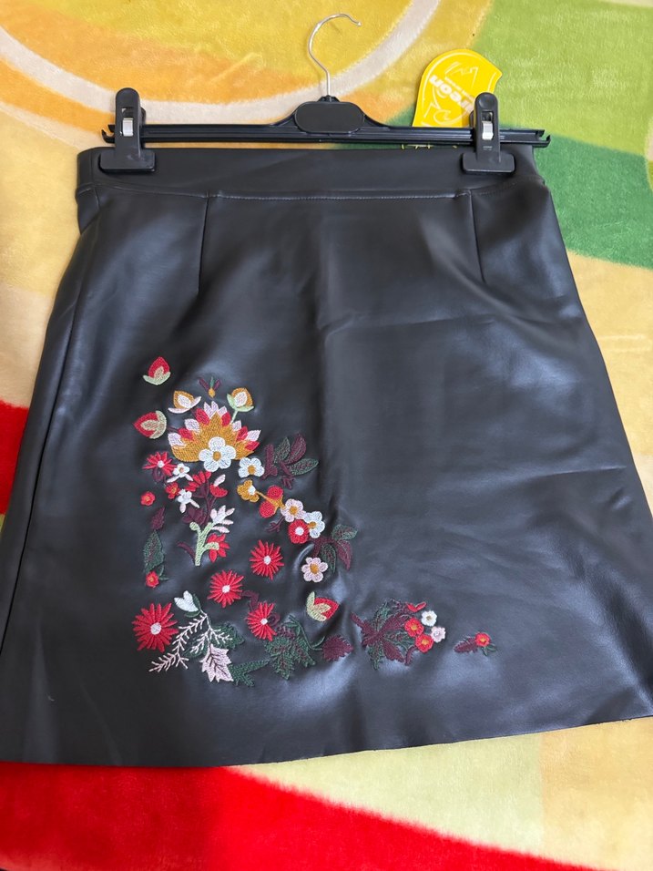 Düğmeli Nakışlı Siyah Deri Mini Etek - Görsel 4