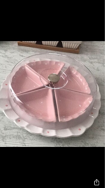 Pembe puantiyeli kahvaltılık