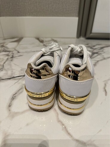 38 Beden Guess snekaer
