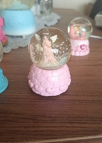Kalpli Pembe Melek Figürlü Kar Küresi