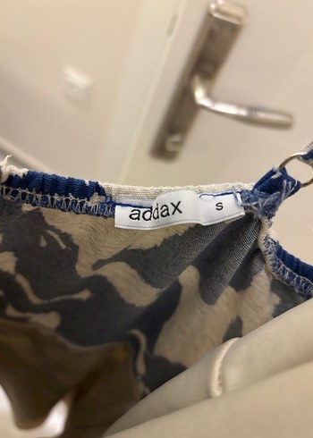 Mini v yaka cep detaylı elbise - Görsel 6