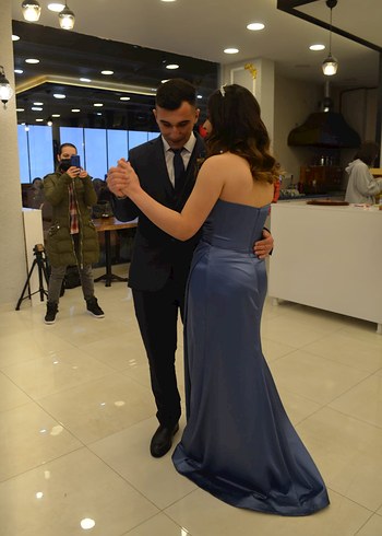 İndigo mavi straplez saten abiye - Görsel 6