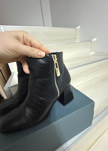 Stradivarius Siyah Yılan Derisi Desenli Kadın Topuklu Bot - Görsel 7