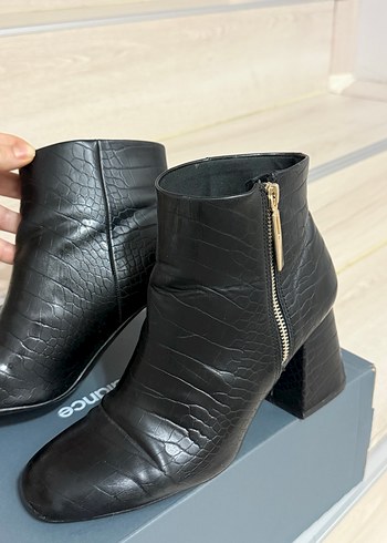 Stradivarius Siyah Yılan Derisi Desenli Kadın Topuklu Bot - Görsel 2