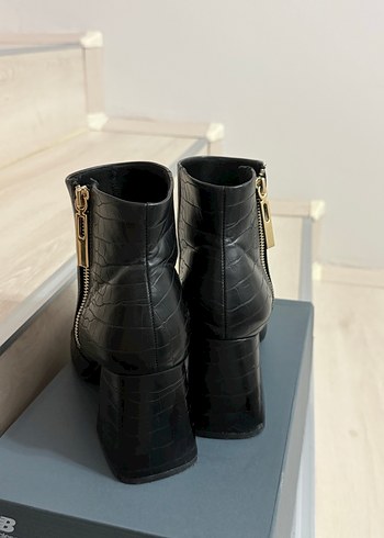 Stradivarius Siyah Yılan Derisi Desenli Kadın Topuklu Bot - Görsel 3