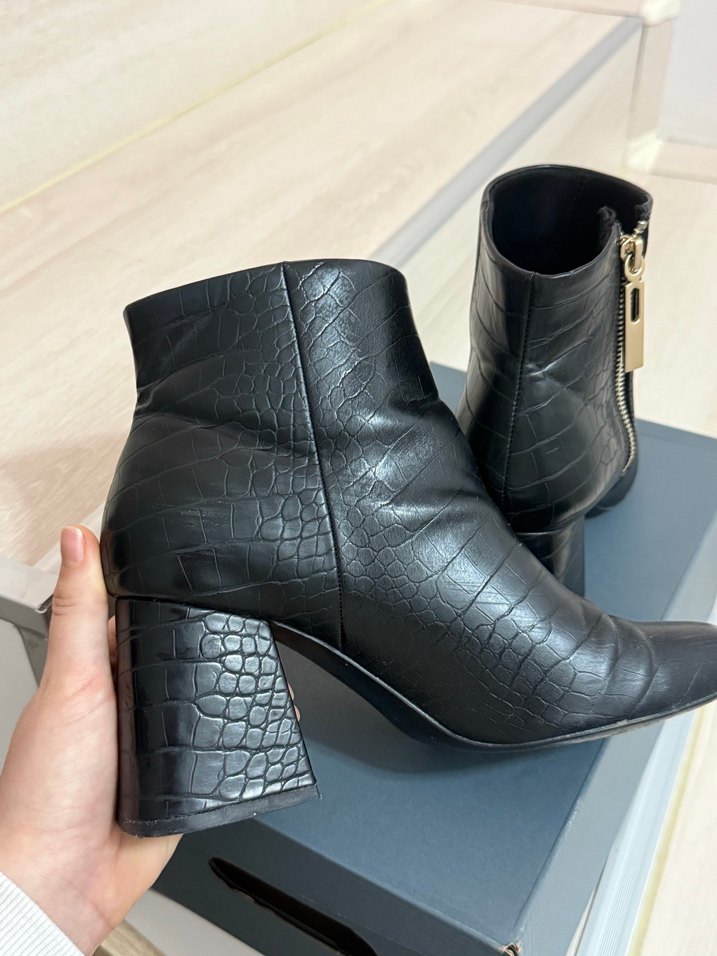 Stradivarius Siyah Yılan Derisi Desenli Kadın Topuklu Bot - Görsel 5