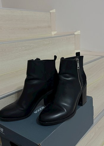 Bershka Kadın Siyah Deri Tokalı Topuklu Bot - Görsel 3