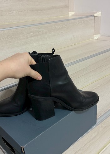 Bershka Kadın Siyah Deri Tokalı Topuklu Bot - Görsel 6