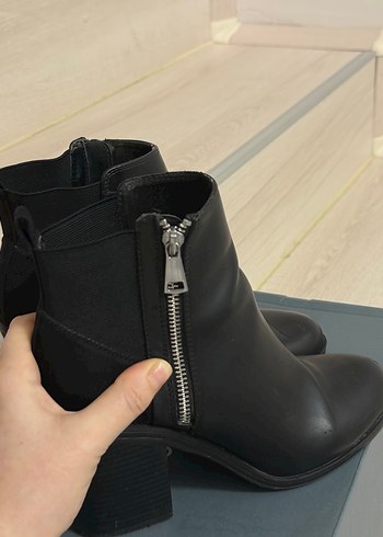 Bershka Kadın Siyah Deri Tokalı Topuklu Bot - Görsel 7